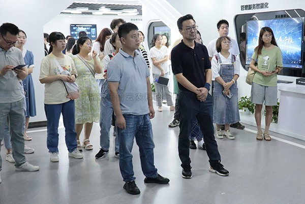 中國農(nóng)科院茶葉研究所所長助理、科技處處長姚明哲一行赴托普云農(nóng)參觀調(diào)研