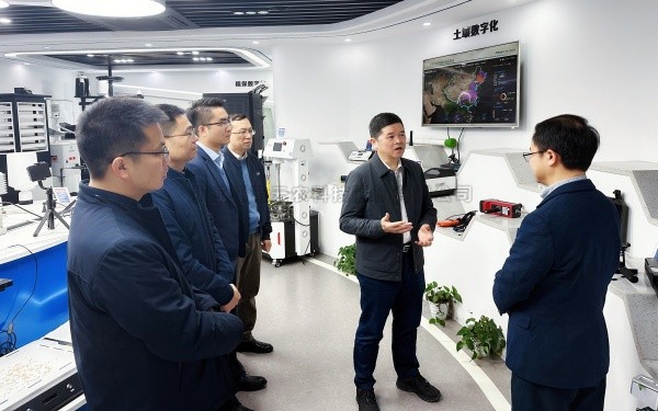 廣西農(nóng)村投資集團有限公司黨委書記、董事長廖應燦一行蒞臨托普云農(nóng)調(diào)研參觀