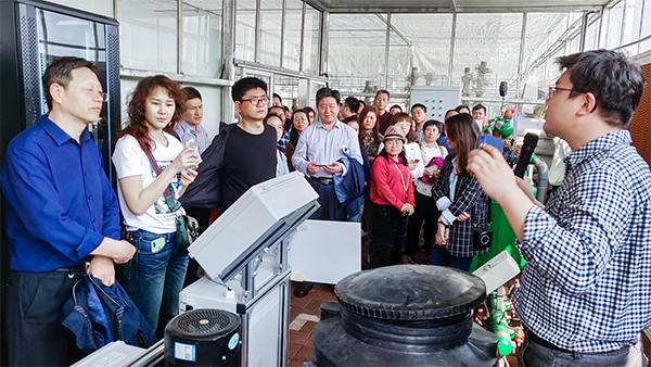 托普云農技術專家為培訓班介紹水肥一體化系統(tǒng)