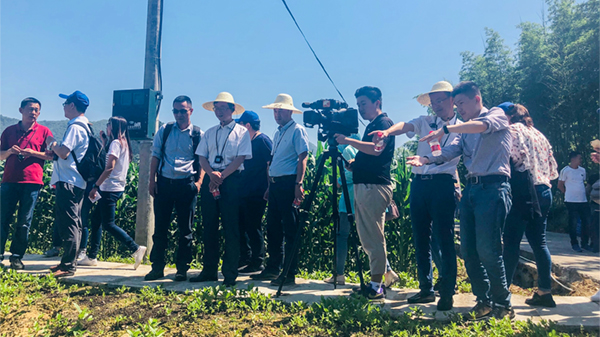 培訓(xùn)班現(xiàn)場(chǎng)觀摩耕地質(zhì)量監(jiān)測(cè)點(diǎn) 培訓(xùn)班現(xiàn)場(chǎng)觀摩耕地質(zhì)量監(jiān)測(cè)點(diǎn)