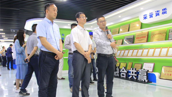 謝主任一行參觀托普云農(nóng)展廳 謝主任一行參觀托普云農(nóng)展廳