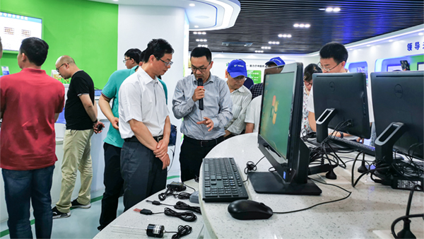 謝主任一行參觀托普云農(nóng)展廳 謝主任一行參觀托普云農(nóng)展廳