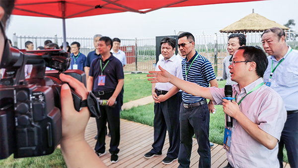 魏書記現(xiàn)場參觀病蟲疫情重點監(jiān)測站并聽取介紹 魏書記現(xiàn)場參觀病蟲疫情重點監(jiān)測站并聽取介紹