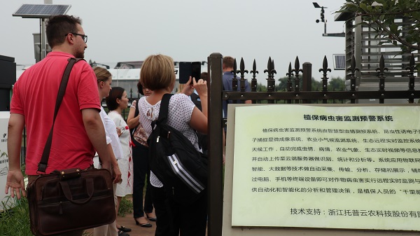 研修班一行來到由托普云農(nóng)與蕭山農(nóng)科所聯(lián)合搭建的現(xiàn)代農(nóng)業(yè)產(chǎn)業(yè)園進(jìn)行考察