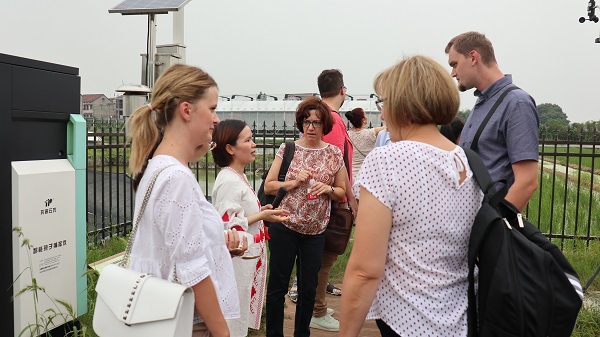 研修班一行來到由托普云農(nóng)與蕭山農(nóng)科所聯(lián)合搭建的現(xiàn)代農(nóng)業(yè)產(chǎn)業(yè)園進(jìn)行考察