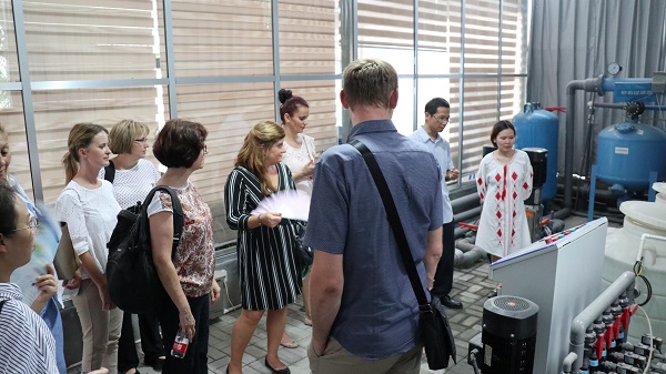 研修班一行來到由托普云農(nóng)與蕭山農(nóng)科所聯(lián)合搭建的現(xiàn)代農(nóng)業(yè)產(chǎn)業(yè)園進(jìn)行考察