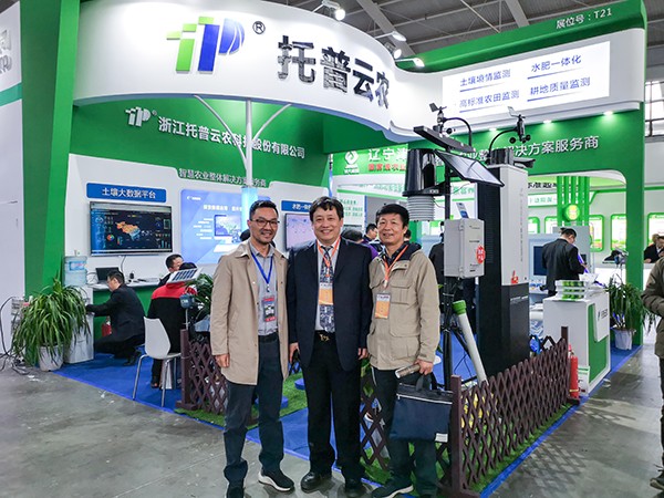 全國農(nóng)業(yè)技術(shù)推廣服務中心高祥照總農(nóng)藝師（中）甘肅省耕地質(zhì)量設管理總站劉健書記（右）