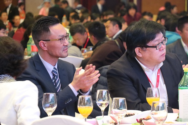 舉杯交錯(cuò)，情誼相牽