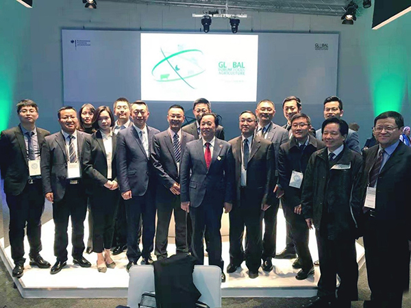 3月，中國(guó)代表團(tuán)在德國(guó)柏林的留念合影