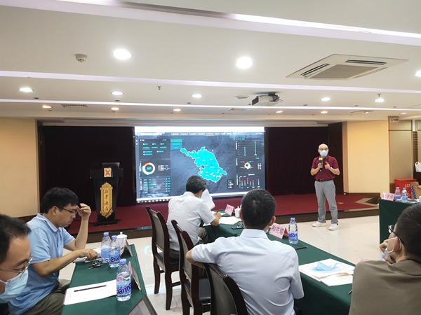 托普云農(nóng)團(tuán)隊(duì)為代表們介紹全國耕地質(zhì)量大數(shù)據(jù)平臺及其建設(shè)情況