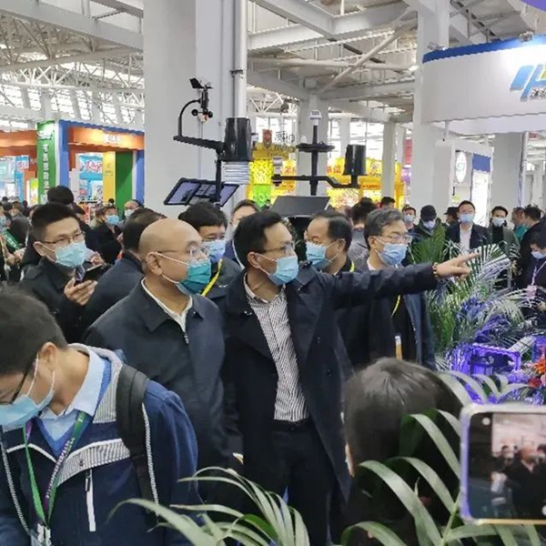 農(nóng)業(yè)農(nóng)村部種植業(yè)管理司潘文博司長、全國農(nóng)技中心魏啟文主任、中國農(nóng)業(yè)技術(shù)推廣協(xié)會陳生斗會長一行蒞臨托普云農(nóng)展位