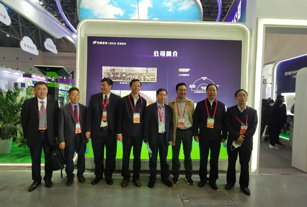 中國(guó)工程院康振生院士、全國(guó)農(nóng)技中心王福祥副主任、農(nóng)技推廣協(xié)會(huì)陳生斗會(huì)長(zhǎng)、重慶市農(nóng)工委袁德勝委員、全國(guó)農(nóng)技中心王鳳樂(lè)首席專(zhuān)家等領(lǐng)導(dǎo)一行在托普云農(nóng)展位合影