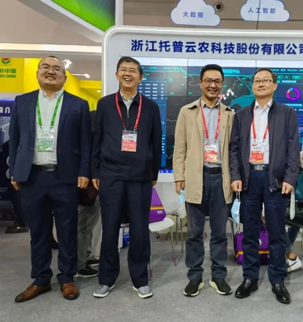 江蘇省植保植檢站田子華站長(zhǎng)（右一）、王茂濤副站長(zhǎng)（左二）蒞臨托普云農(nóng)展位