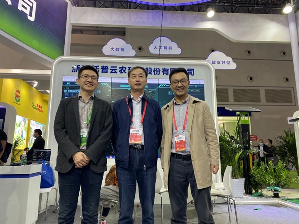 內(nèi)蒙古自治區(qū)植保植檢站王躍飛站長(zhǎng)（中）與陳渝陽(yáng)董事長(zhǎng)、陳曦副總經(jīng)理合影