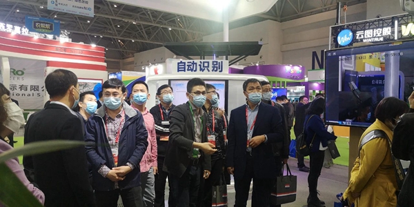 遼寧省綠色農(nóng)業(yè)技術(shù)中心宋國(guó)柱主任、孟威副主任、張萬(wàn)民科長(zhǎng)蒞臨托普云農(nóng)展位