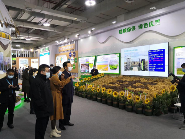 第十三屆全國人民代表大會華僑委員會委員王輝忠、浙江省農(nóng)業(yè)農(nóng)村廳廳長王通林等領(lǐng)導(dǎo)一行聽取“生產(chǎn)科技化”建設(shè)情況