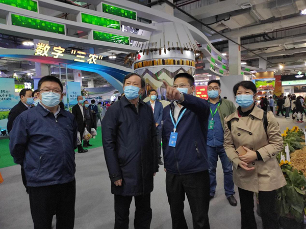 浙江省政協(xié)副主席、黨組副書記孫景淼、農(nóng)業(yè)農(nóng)村廳廳長王通林一行了解新型測報(bào)工具