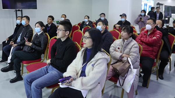 學(xué)員們聽取重大病蟲害物聯(lián)網(wǎng)智能檢測(cè)系統(tǒng)介紹