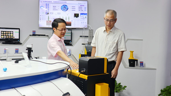 杭州市總工會黨組書記、常務副主席鄭榮新一行赴托普云農調研