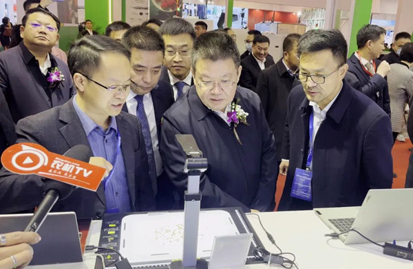 浙江省農(nóng)業(yè)農(nóng)村廳黨組書記、廳長王通林蒞臨托普云農(nóng)展位