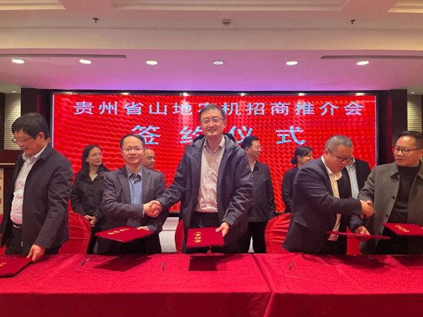 智慧農(nóng)業(yè)研究院院長朱旭華與貴州大學(xué)機(jī)械工程學(xué)院進(jìn)行項目簽約