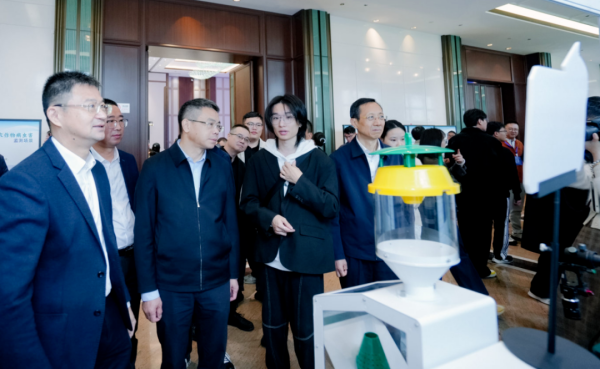 1762506258643862.png 8領(lǐng)導(dǎo)蒞臨_副本.png